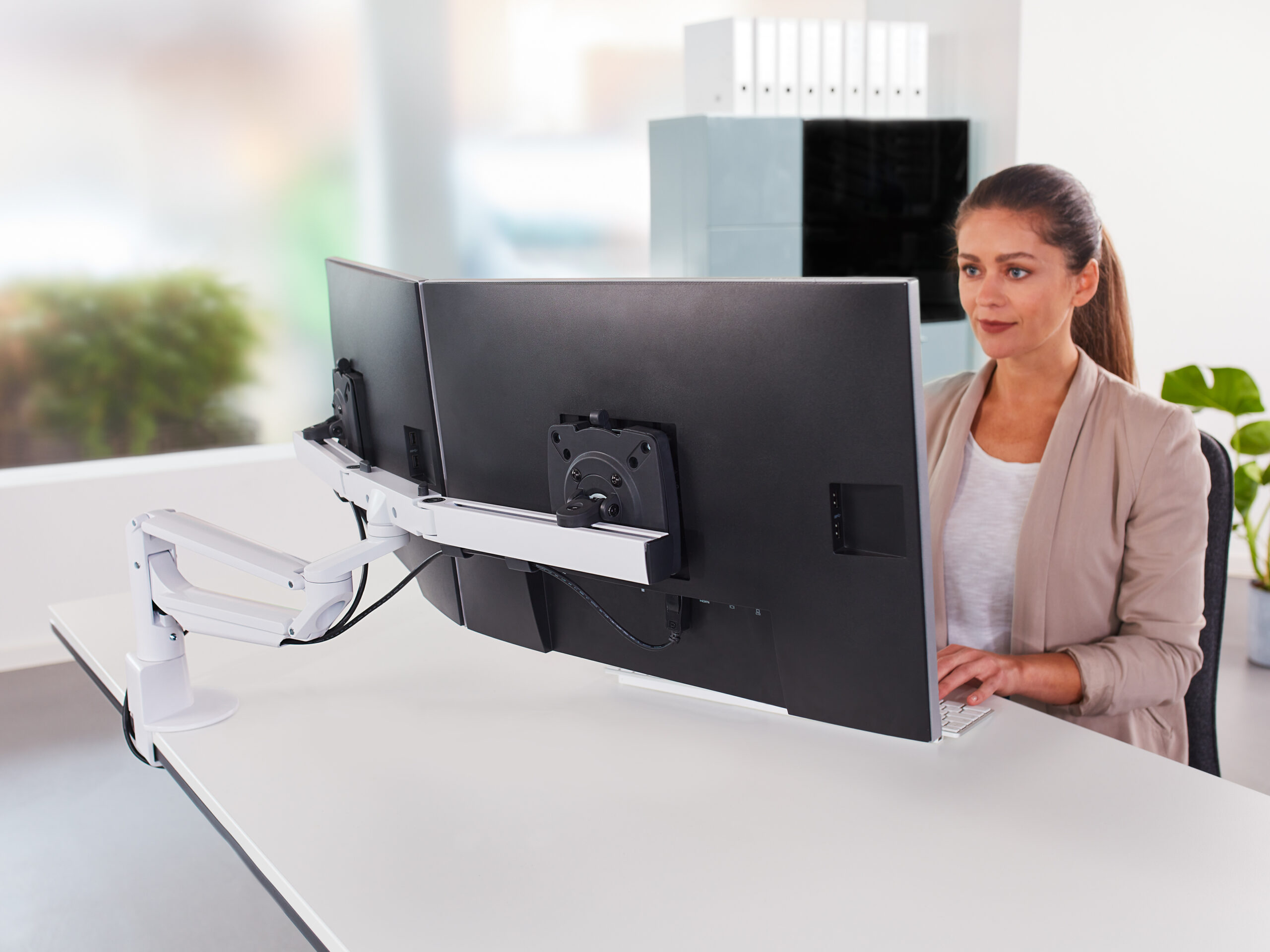 Monitorhalterungen für Büro & Arbeitstische | Novus