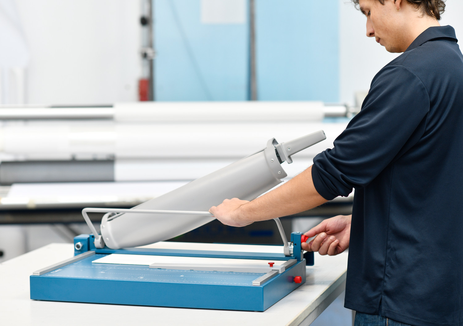 El prensado por palanca manual permite fijar el material con la presión deseada según sus características