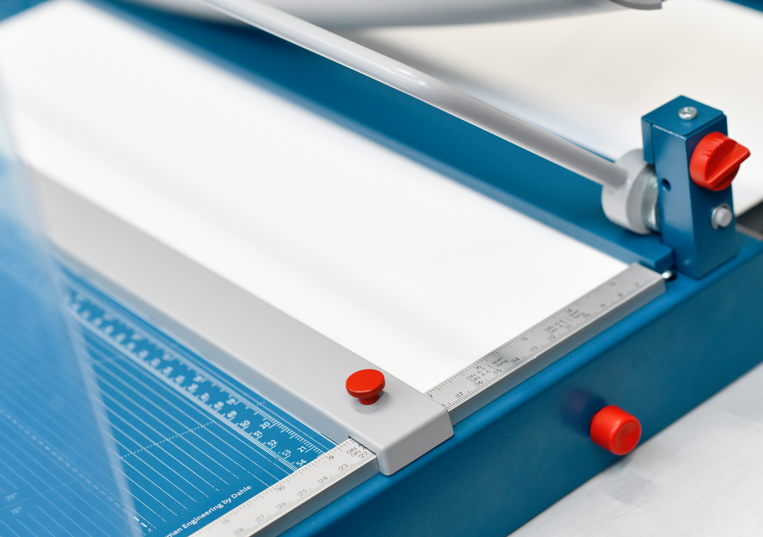 Adjustable metal backstop for fast format finding, can be used on both scale bars. The handy format lines on the cutting table make it easy to trim items to precisely the required format