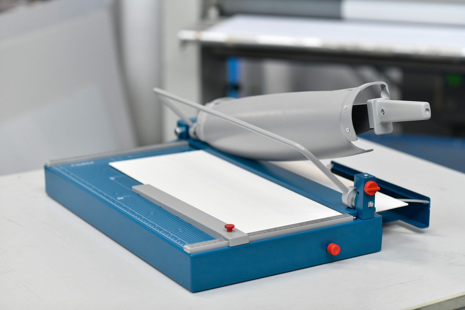 DAHLE 597 guillotine: all-rounder with strip cutting equipment for card and materials