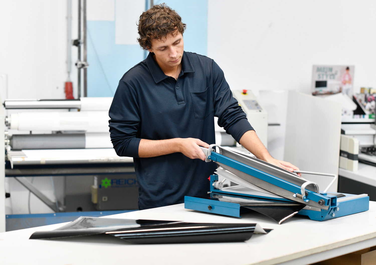 Guillotines with material blades have a differently ground blade edge than those made purely for cutting paper. Choose your guillotine to suit the type of material you will be cutting most frequently.