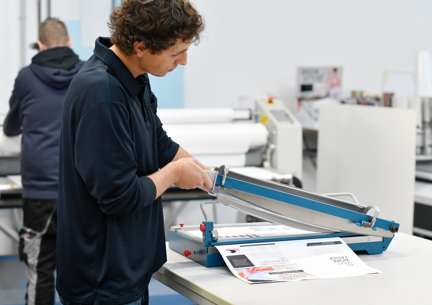 The unique Dahle automatic safety guard exposes the sharp upper blade only at the point where the cut occurs. This ensures reliable protection and an unimpeded view of the cutting edge, allowing precise alignment of the material to be cut.