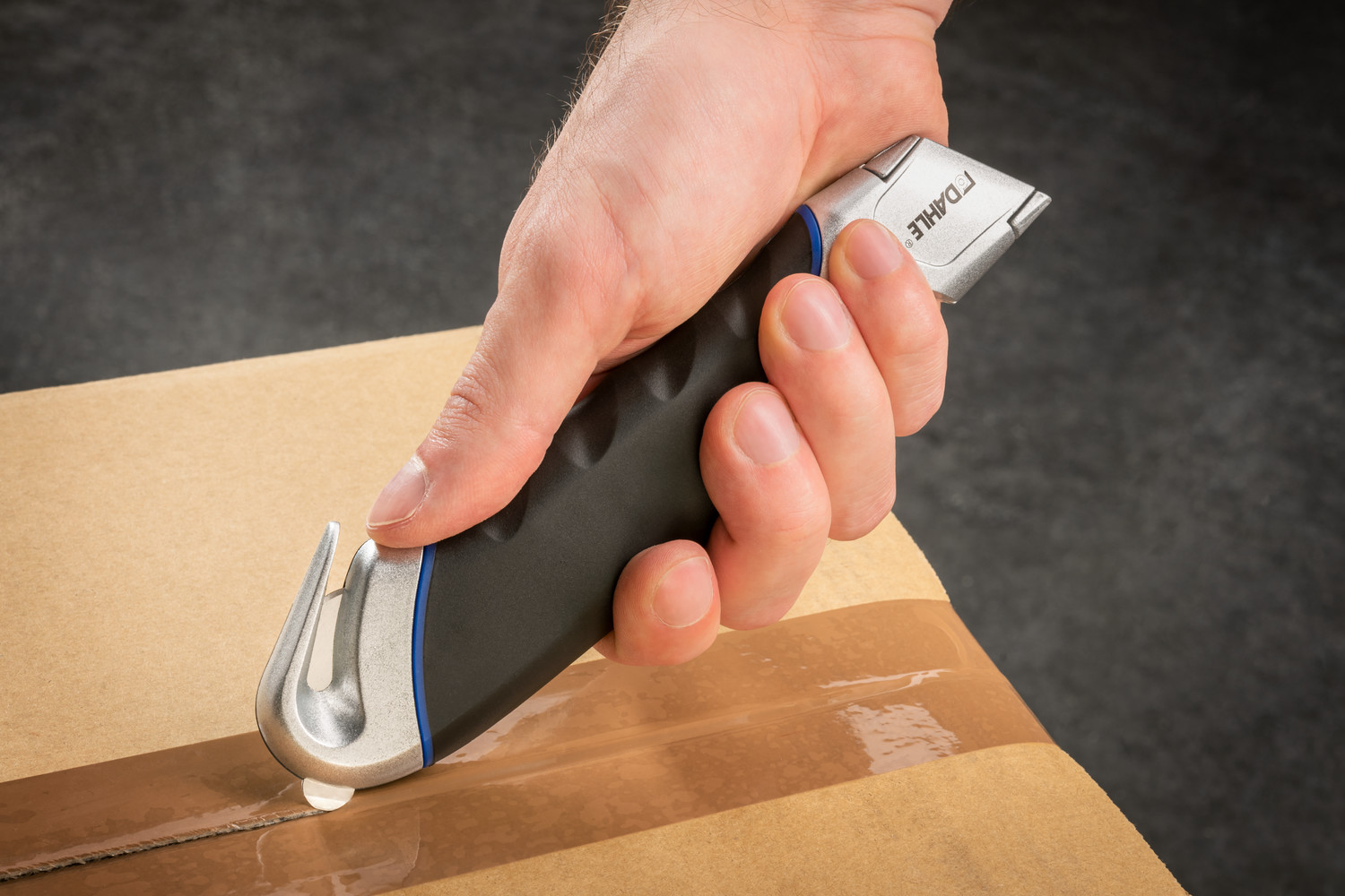 Perfect for delicate contents: the integrated foil cutter opens packages especially gently